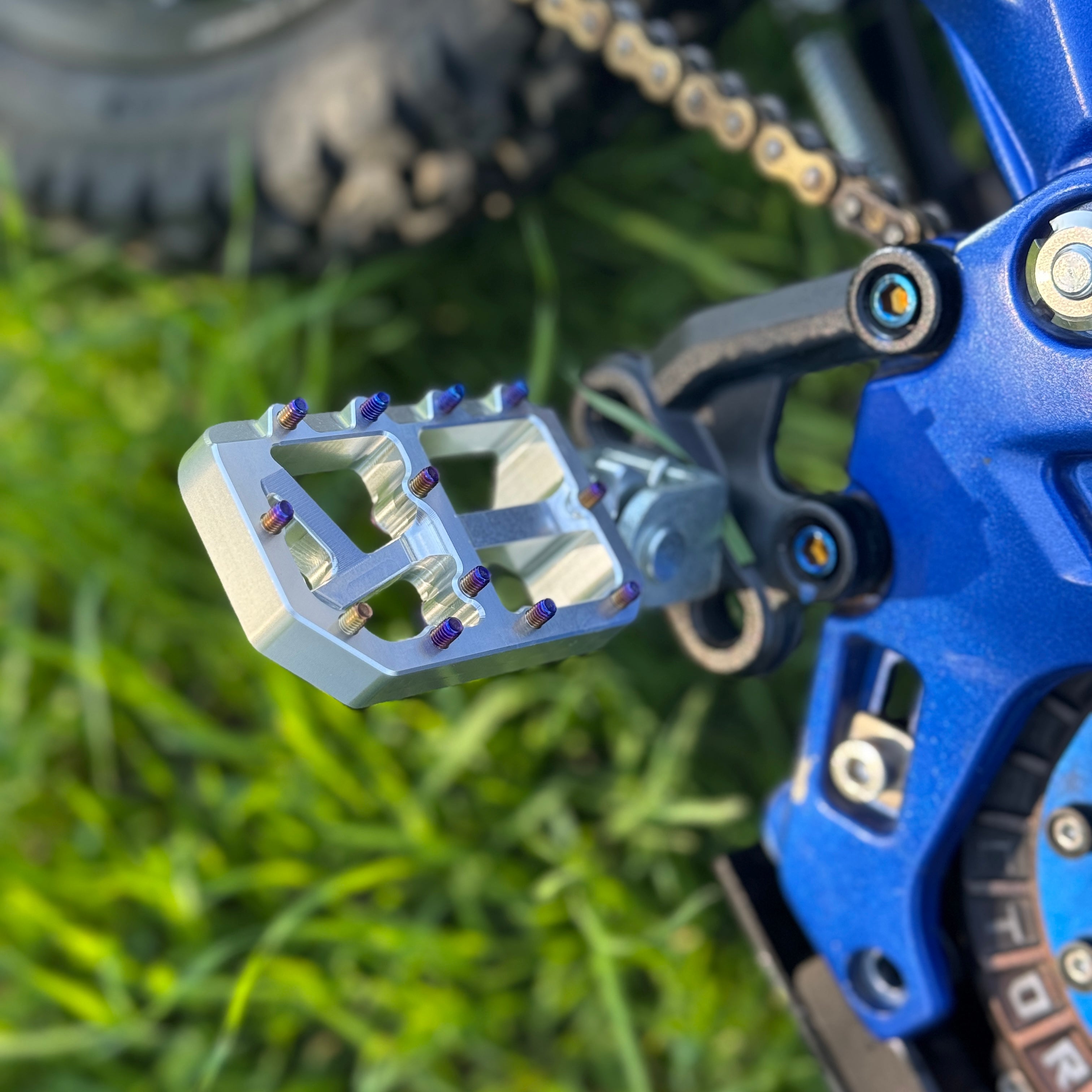 E-moto Pegs