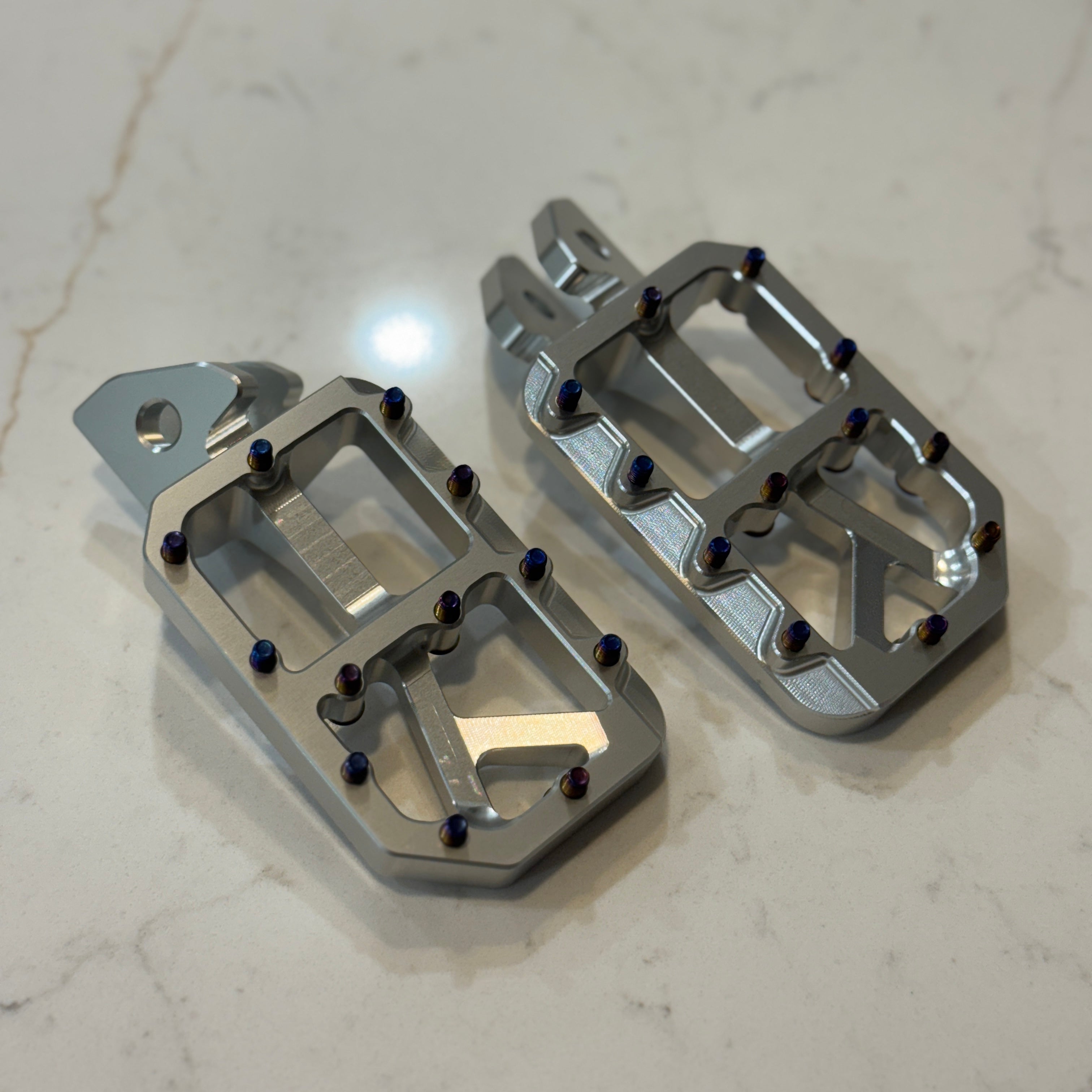 E-moto Pegs