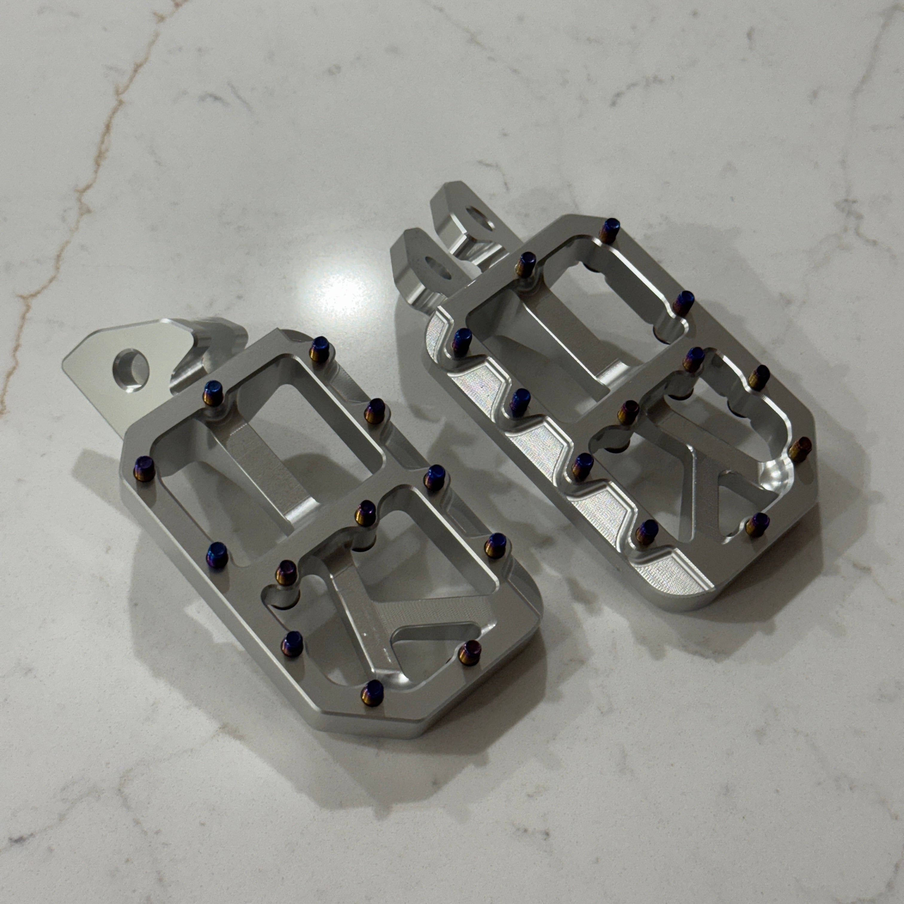 E-moto Pegs