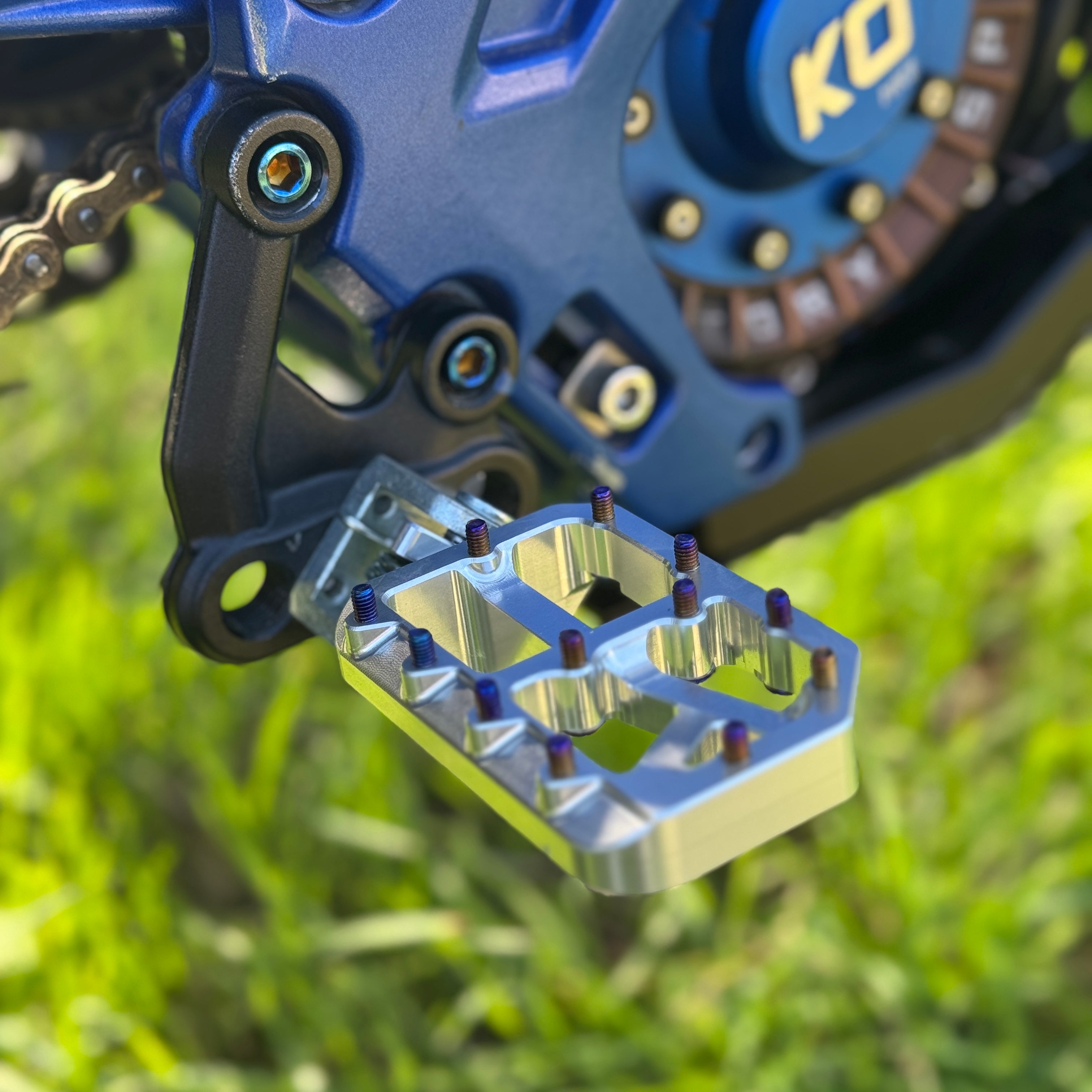 E-moto Pegs