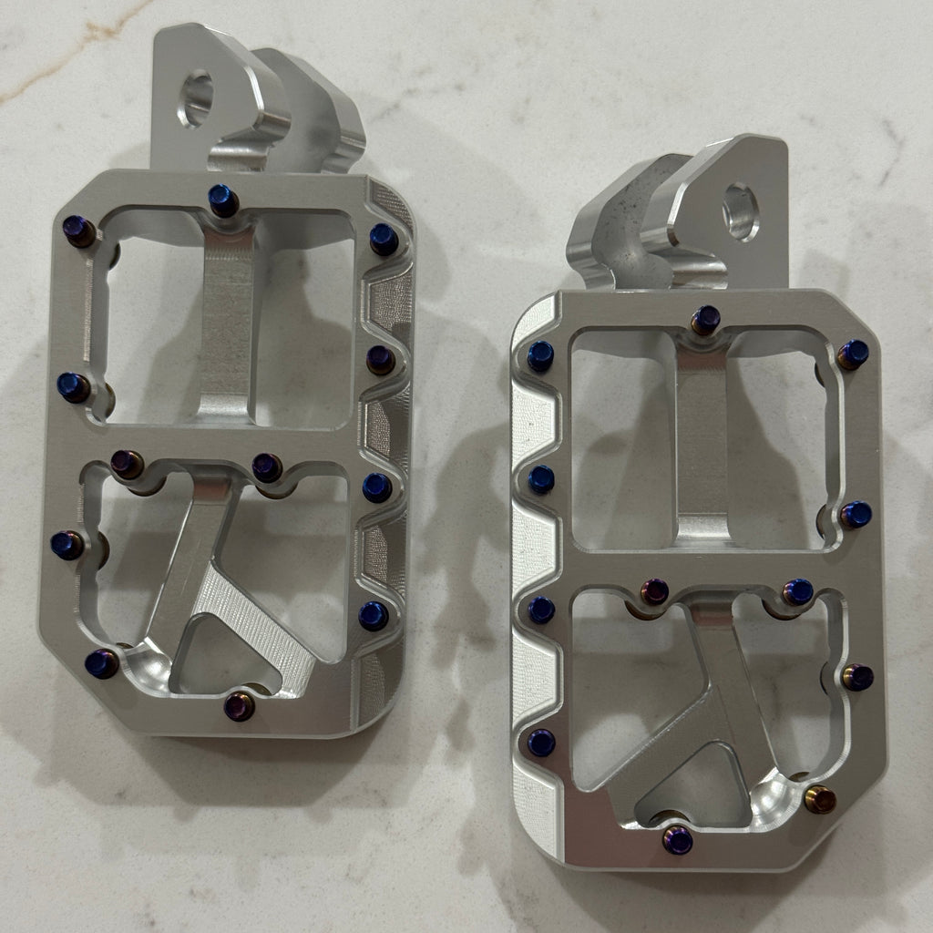 E-moto Pegs