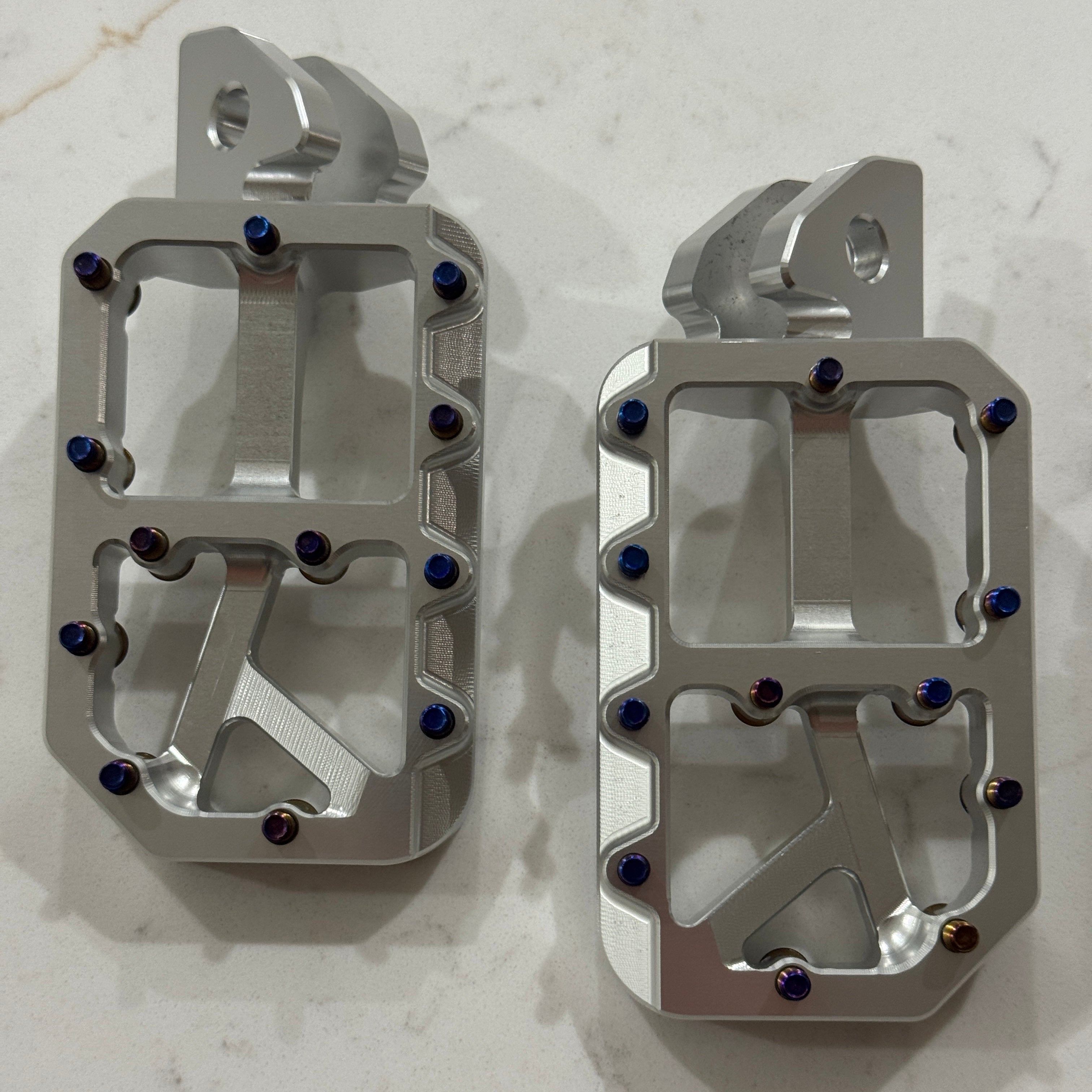 E-moto Pegs