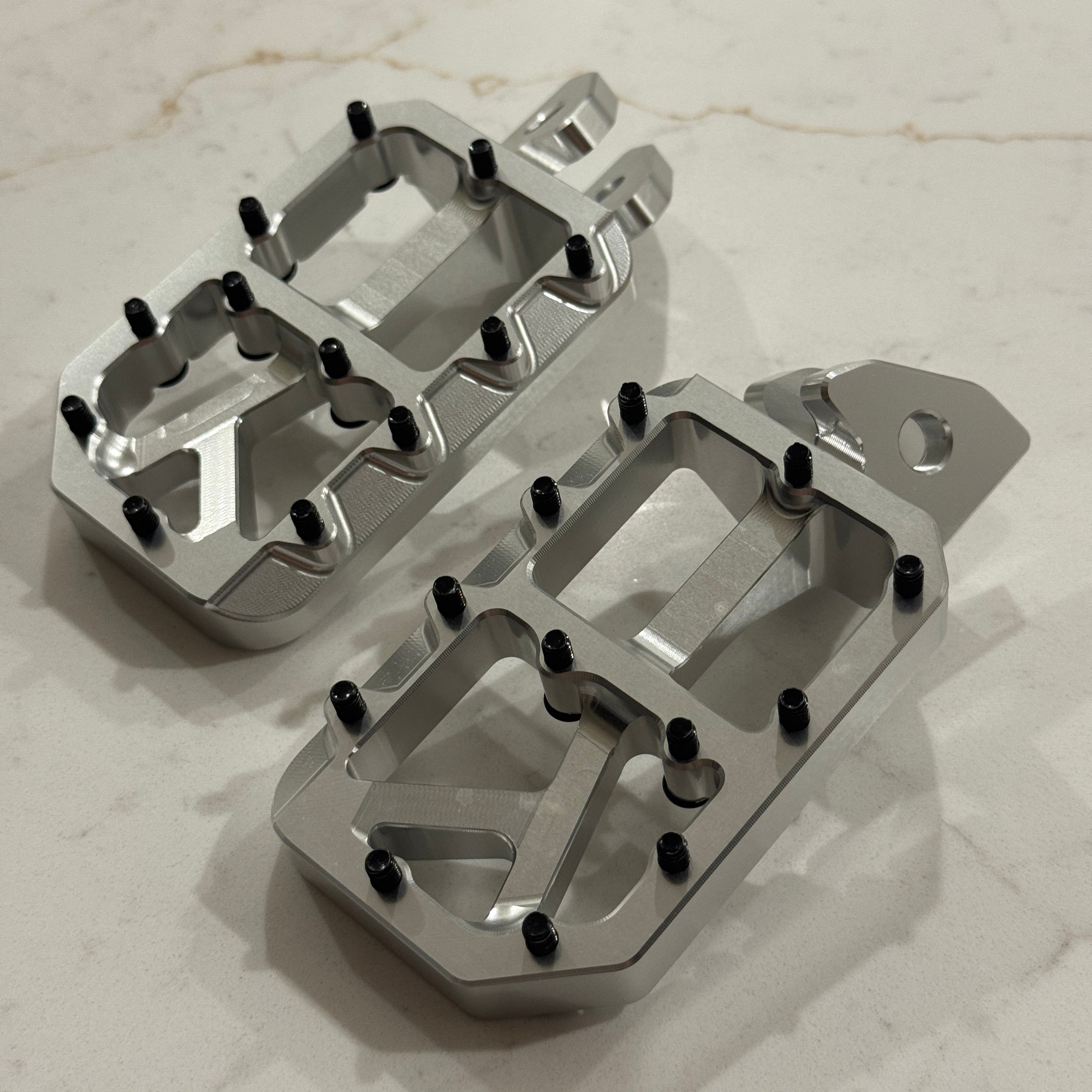 E-moto Pegs